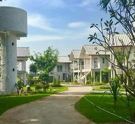 Baan Suan Geb Tawan Hotell Lop Buri Exteriör bild