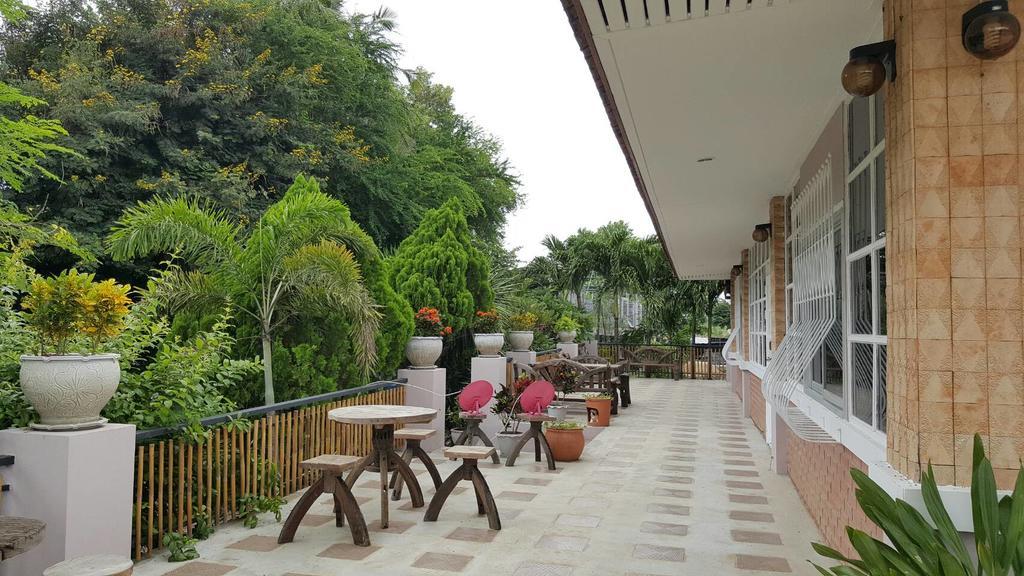 Baan Suan Geb Tawan Hotell Lop Buri Exteriör bild